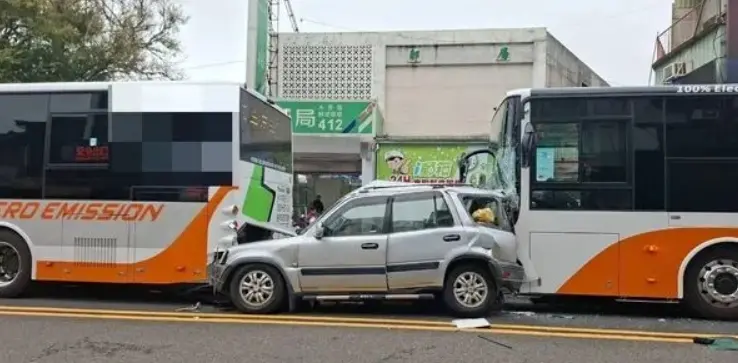 台中大里公車失控追撞！休旅車成夾心餅乾　車上2人送醫治療