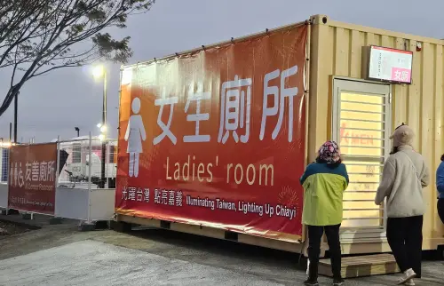 ▲台灣燈會女廁使用有暖氣的貨櫃式廁所，內裝乾淨舒適又明亮，天冷時還提供暖氣，致力於打造以人為本的公廁文化。（圖／翻攝Threads）