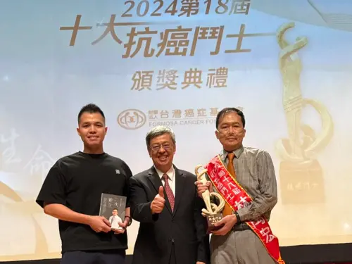 ▲林禹宏醫師（右）生前展現堅強求生意志，曾獲選第18屆「十大抗癌鬥士」，由兒子（左）陪同受獎。（圖／翻攝自林禹宏臉書）