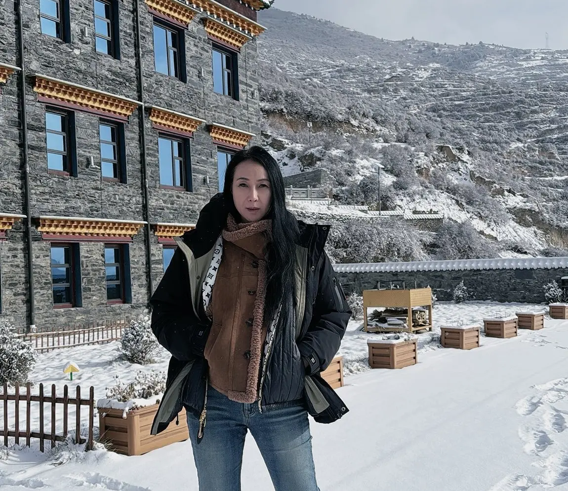 ▲當年迷倒前議員童仲彥的邱惠美主任現已改名邱子玹。（圖／取自王三郎嚴選臉書）