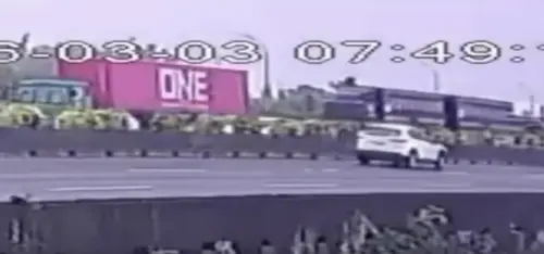 ▲國道1號南向340.3公里路竹路段發生死亡車禍。（圖／翻攝臉書「職業聯結車職業大貨車職業大客車拉拉隊運輸業照片影片資訊分享團」）