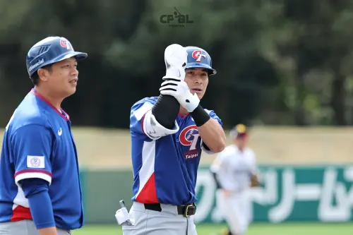 ▲經典賽中華隊陳傑憲上壘後比出「很粗」的手勢，他解釋，這代表心繫在一起，該建議用這個手勢的是「費仔」，費爾柴德。（圖／中職提供）