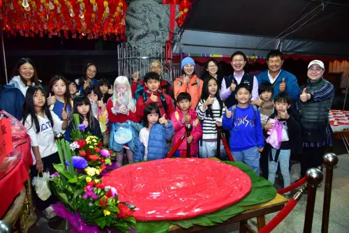 東勢客庄新丁粄節鬪粄慶元宵　驚見136 斤大紅粄