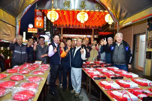 ▲米粉寮樂善祠前擺滿象徵福氣的紅粄(圖／客委會提供2026.3.4)