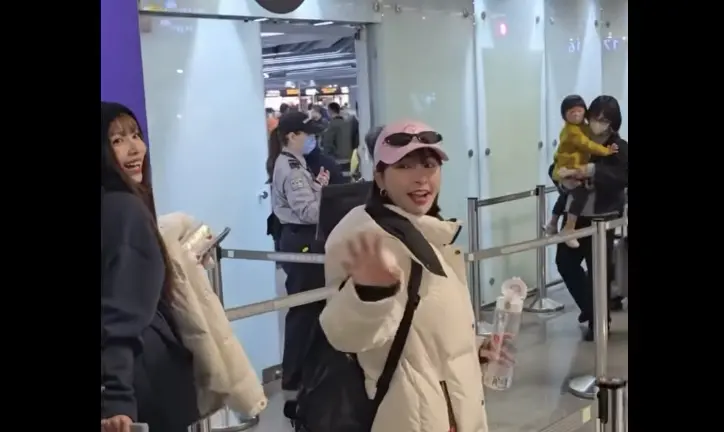 ▲峮峮（右）在桃園機場被捕獲，她一身輕便前往東京，準備為明天的經典賽替中華隊應援。（圖／翻攝自IG@qun_04）