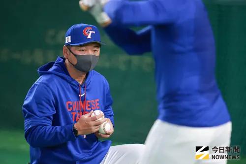 ▲總教練曾豪駒投入WBC經典賽中華隊東京巨蛋練習日，拋球替球員調整打擊狀態。（圖／記者葉政勳攝 ,2026.03.04）