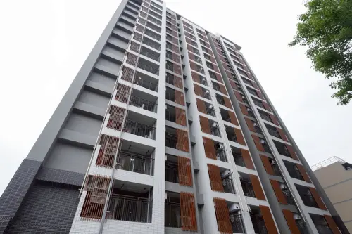 ▲高雄三民明仁好室鄰近河堤國小，座落文教生活區，交通便利。（圖／國家住都中心提供hurc.org.tw）