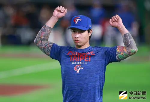 ▲影音頻道「Vamos Sports翊起運動」昨日發布影片「2026WBC》奔向最初的夢想 這次換你們閃耀世界」，露出10年前中華隊隊員青澀受訪的畫面，12歲的李灝宇、林昱珉，18歲的古林睿煬、徐若熙、鄭宗哲、林家正等球員都陸續現身，上圖為2026經典賽林昱珉備戰畫面。（圖／記者葉政勳攝）