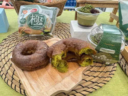 ▲伊藤園抹茶甜甜圈，帶來外酥內軟的現做食感；抹茶蒙布朗布丁，奶香濃郁、口感滑順。（圖／記者鍾怡婷攝）