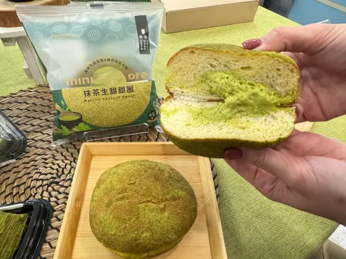 ▲抹茶生甜甜圈，使用靜岡抹茶製作的抹茶生甜甜圈，售價49元。（圖／記者鍾怡婷攝）