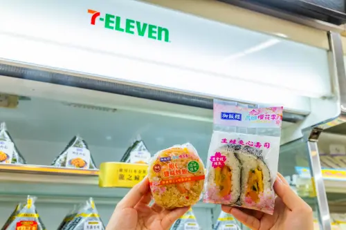 ▲「生鮭夾心壽司」，嚴選生食等級鮭魚蔥鹽調味；「蝦仁鹽味炒飯飯糰」，淡淡海味吃起來清爽鮮甜。（圖／7-11.com.tw）