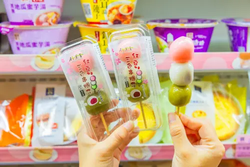 ▲7-11櫻花季主打推出竹葉堂紅豆三色串糰子，3月2日至3月17日手工甜點指定品項單件85折。（圖／7-11.com.tw）