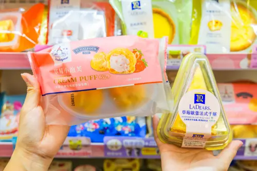 ▲春日來點療癒甜食，7-11「LaDears草莓歐蕾法式千層」於櫻花季再度回歸，還有新品「昂舒巴黎草莓小泡芙」，選用法國進口聖桃園草莓果醬。（圖／7-11.com.tw）