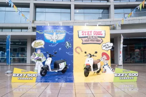 ▲翠絲與巴斯光年驚喜現身「Gogoro 玩樂總動員」，讓粉絲在「明星拍照區」可零距離與動畫界的「超級巨星」同框合影