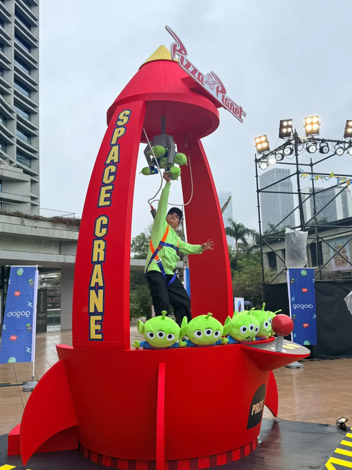 ▲Gogoro 這次和《玩具總動員》聯手把台北松菸變成大型遊樂場，高達四米五的「拯救三眼怪」巨型火箭，不只是小朋友的最愛，更是大朋友們釋放壓力的神隊友！