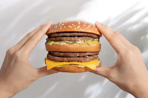 ▲麥當勞15層無敵大麥克開賣！還有「大麥克點起來 MAC it BEAT 快閃活動」。（圖／麥當勞mcdonalds.com）