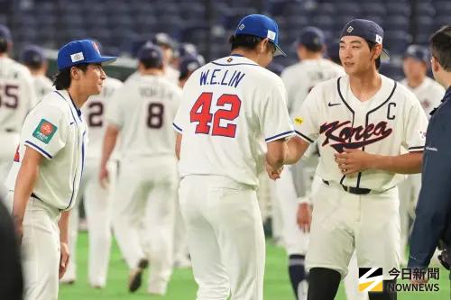 ▲「台灣隊長」陳傑憲（左）在經典賽官方練習日，趁著練習結束找「韓國隊長」李政厚（右）合影，旅美小將林維恩（中）也在其中。（圖／記者陳柏翰攝,2026.3.4）