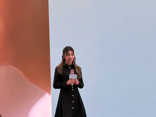 ▲好久不見的采子（如圖），重新回到大眾視野，她現身新戲《再不拍就來不及了！》記者會，並獻唱主題曲〈還得是你〉。（圖／記者李欣恬攝影）