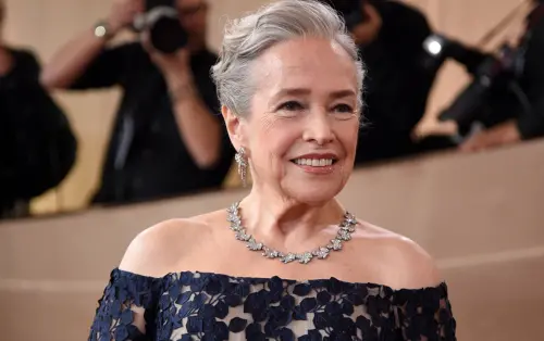 ▲凱西貝茲切除雙乳後並未進行重建，反而很滿意自己的現況。（圖／美聯社／達志影像）