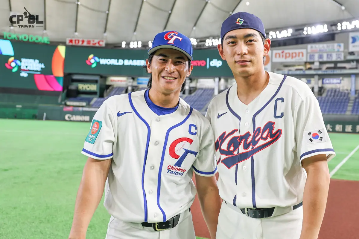 ▲「台灣隊長」陳傑憲（左）趁著官方練習日的休息空檔，與「韓國隊長」李政厚（右）留下合影。（圖／中華職棒提供）
