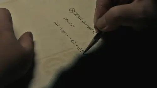 ▲作者尾田榮一郎在一張紙上寫下「海賊王」哥爾·D·羅傑所擁有的大秘寶「ONE PIECE」是什麼，另一個則是主角「蒙其·D·魯夫是...」暗示解答了魯夫的身世之謎。（圖／ONE PIECE公式YouTube）