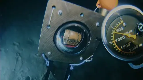 ▲這張寫著《航海王》最關鍵兩大謎團的紙張，被撕成兩半，下半部寫著的真相，被放進一個特製寶箱中，沉入651公尺深的海底。（圖／ONE PIECE公式YouTube）