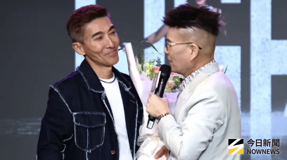 ▲58歲藝人沈玉琳（右）今（4）日出席《黑白威廉Fighting》開播記者會，好友潘若迪（左）現身打氣，2人在台上相擁而泣，沈玉琳回憶道，當時住院期間，左手在輸血，右手在打抗生素，潘若迪握著自己的手打氣，更不忘幽默再提「老保母」趣聞。（圖／記者朱永強攝影）