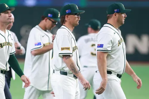 ▲中華隊首戰澳洲，袋鼠軍團推派「眼鏡俠」左投威爾斯（Alex Wells）先發，蔡阿嘎宣告將成為澳洲、日本、韓國與捷克的「最死忠球迷」，反向應援掀起場邊話題。（圖／記者葉政勳攝）