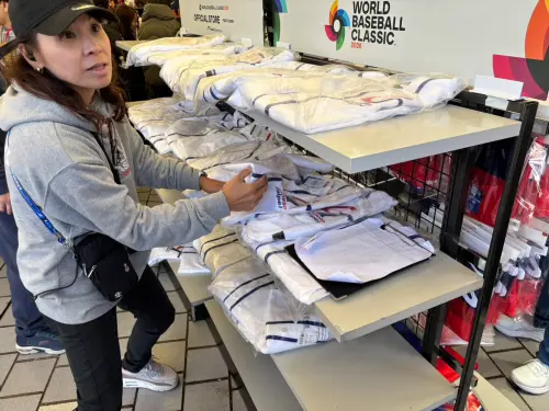 直擊／中華隊商品僅佔一小角卻擠爆！　台灣球迷展「鈔能力」掃貨