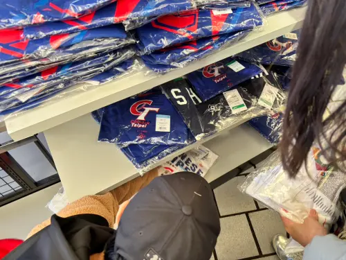 ▲印有中華隊（Chinese Taipei）字樣的藍、白球衣集中陳列在特定貨架上，台灣球迷忙著翻找尺寸、搶購心儀商品。（圖／記者路皓惟攝）