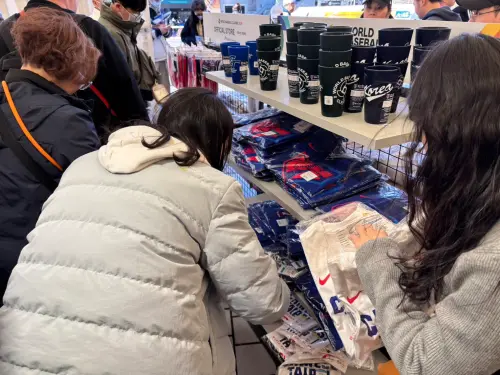 ▲Nike中華隊球迷版白色球衣定價22,000日圓，仍擋不住台灣球迷力挺，結帳區頻現萬元台幣帳單。（圖／記者路皓惟攝）