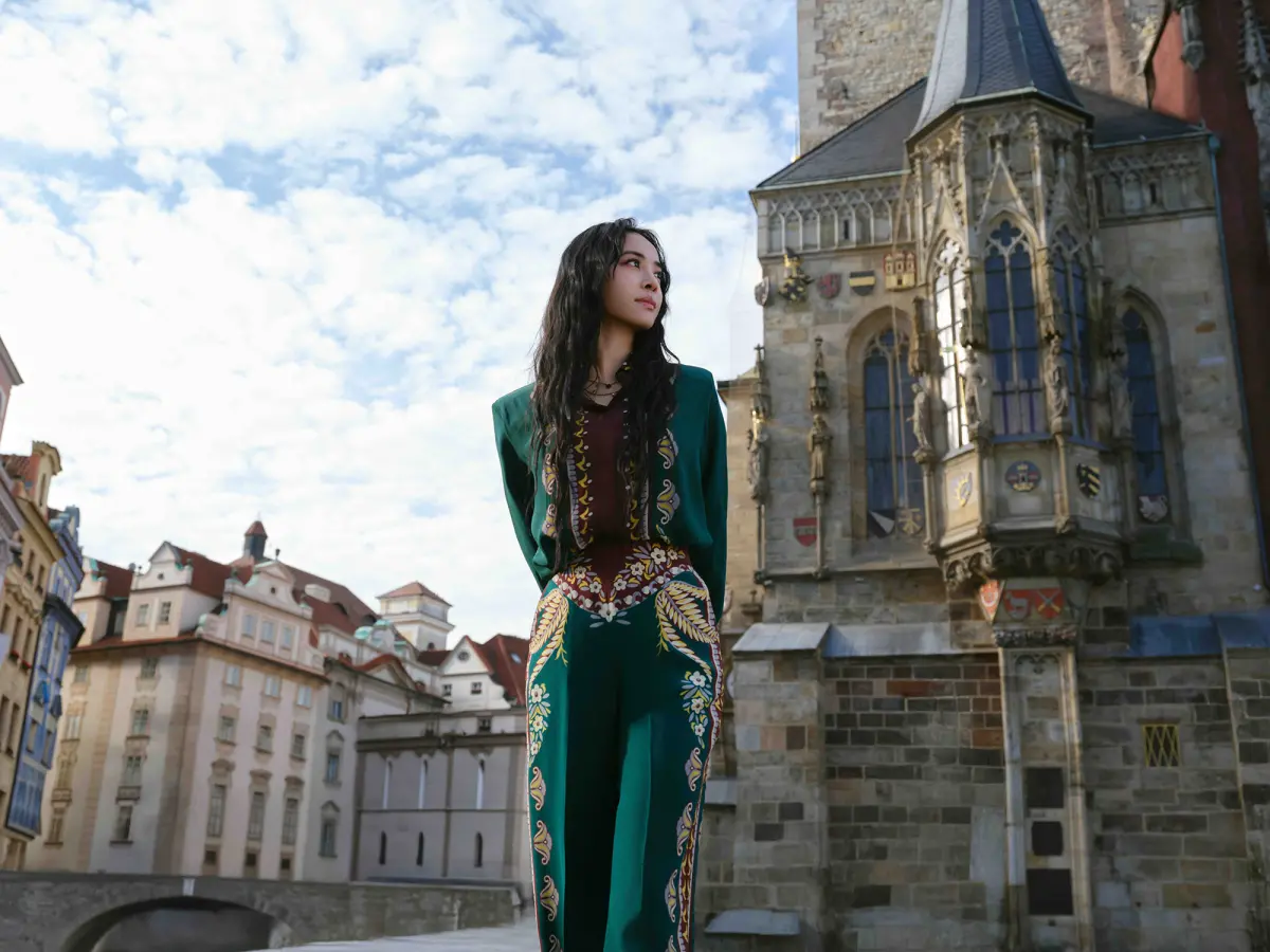 ▲蔡依林為MV到布拉格廣場取景拍攝。（圖／星宇航空提供）