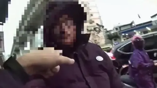 新北男沒戴安全帽被開單！下秒突發狂「鐵頭猛撞機車」路人全看傻