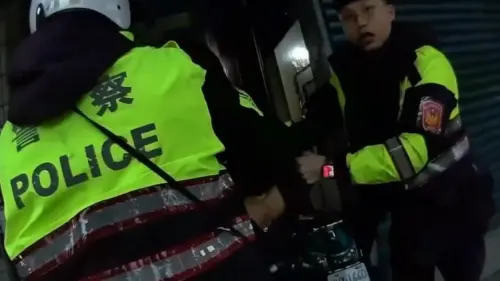 ▲吳男頭猛撞機車多下，遭到警方當場管束並強制送醫。（圖／警方提供）