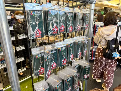 ▲商店核心展示區全面主打「大谷經濟學」，專屬應援毛巾與迷你棒球帽等特製周邊，完美收割朝聖觀光客的荷包。(圖／特派記者路皓惟攝)