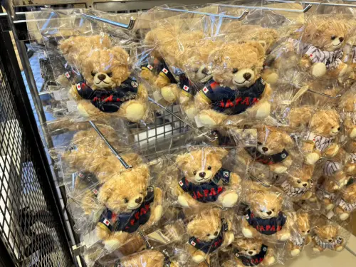 ▲穿著日本武士隊制服的熊熊玩偶成為店內搶手貨，精準切入女性與親子市場。(圖／特派記者路皓惟攝)