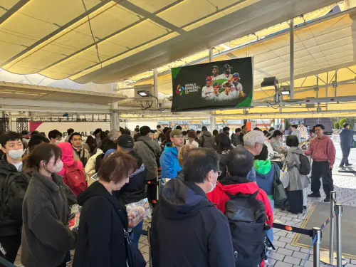 ▲WBC官方商店現場人潮擠爆，排隊動線層層包圍，球迷手提滿滿戰利品準備結帳，買氣火燙更勝百貨周年慶，場外商機同樣沸騰。(圖／特派記者路皓惟攝)