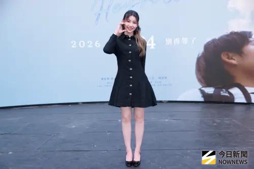 ▲好久不見的采子（如圖），重新回到大眾視野，她現身新戲《再不拍就來不及了！》記者會，並獻唱主題曲〈還得是你〉。（圖／記者嚴俊強攝影）