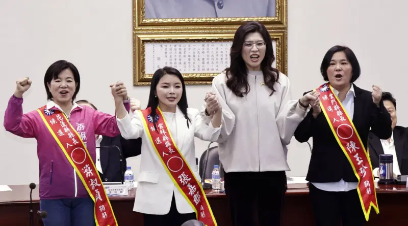 ▲國民黨今正式提名藍委陳玉珍（右1）、張嘉郡（左2）、吉安鄉長游淑貞（左1）參選金門、雲林、花蓮縣長（圖／記者吳翊緁攝）