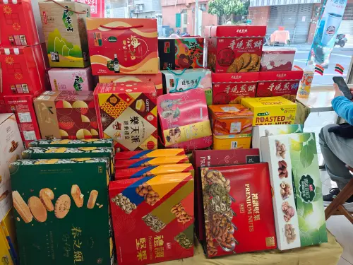 ▲7-11店員透露，禮盒不打折的原因包括「有配合廠商可以退回」、「保存期限還很長，超商日常本來就有禮盒販售，不需要打折售出」。（圖/Threads）