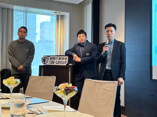 ▲棋勝汽車集團高層於媒體餐敘中，親自剖析「美國車零關稅」對台灣中古車價的影響，並示警新車降價可能引發的跌價骨牌效應。左起為棋勝汽車採購副總謝庠澤、總經理張鋐宥與副總游若凱。（圖／記者徐銘穗攝）