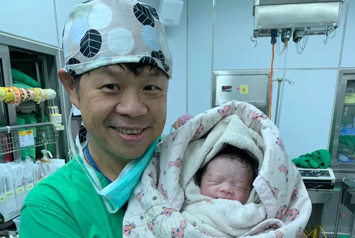 ▲台大名醫施景中曾替「恐龍女孩」綺綺接生，近期回憶起與綺綺家人的過往對談，不禁感嘆直呼：「她真的回來了！」（圖／翻攝施景中臉書）