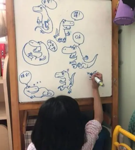 ▲綺綺相當有畫畫天分，很會畫可愛的恐龍，還有著想要創作繪本的夢想。 （圖／施景中臉書）