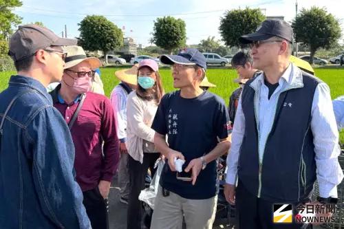 ▲台灣電力公司大林發電廠舉辦林園親子拔洋蔥活動，台電公司副總經理孫禹華(右1)由大林發電廠廠長李志光(右2)陪同，和台電員工及眷屬同樂，共享親子拔洋蔥之樂趣。(圖／記者黃守作攝)