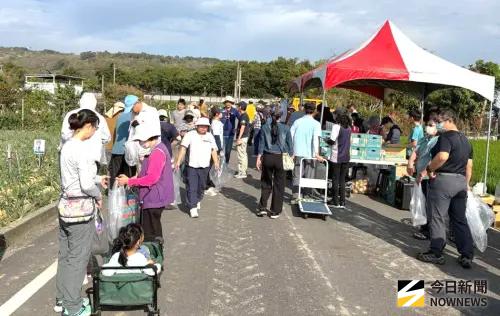 ▲台灣電力公司大林發電廠舉辦林園親子拔洋蔥活動，吸引員工及眷屬踴躍參加。(圖／記者黃守作攝)