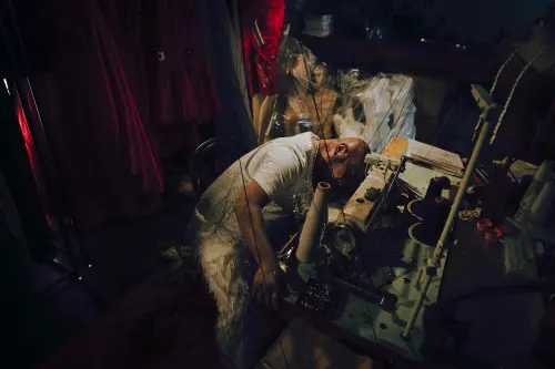 ▲美麗本人在片中玩過鬼牽手遊戲後，不明原因慘死。（圖／網銀國際影視）