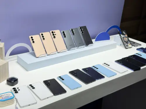 ▲三星S26系列提供藍、白、黑、紫四款顏色，其中，金、銀為三星商城限定色。（圖／記者周淑萍攝）