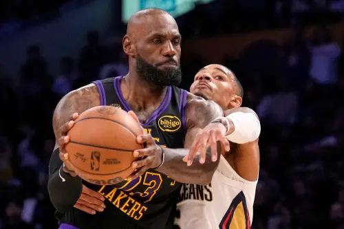 影／湖人後衛傳球慢半拍！竟逼出詹姆斯「街舞式爆扣」　主播傻住