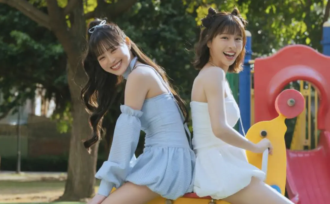 ▲邊荷律（左）在2025年經典賽資格賽上90秒應援，令粉絲難忘。她今（4）日過生日，突襲發了寫真集《荷止微甜》，其中還有合體學姐峮峮（右）的照片，大放福利給粉絲。（圖／尖端出版提供）