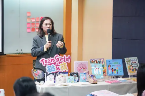 ▲長期在校園推廣月經與性平教育的講師王依琪老師(白雪麻麻)於教師研習中，與導師們深入探討在校園情境中如何以貼近生活的方式與學生談論月經議題，協助老師建立自在、不帶羞愧的溝通語言。（圖／業者提供）